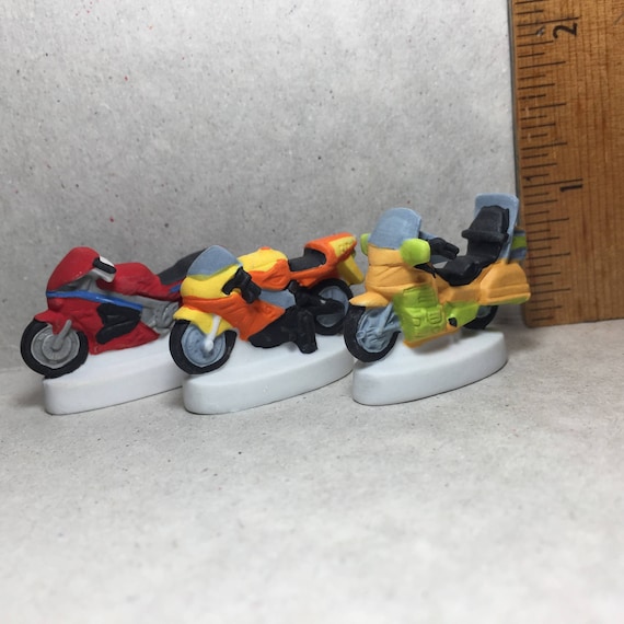 découvrez notre collection exclusive de motos miniatures, alliant détails réalistes et passion pour l'automobile. parfaites pour les collectionneurs et les amateurs de belles mécaniques, ces miniatures sauront embellir votre vitrine ou votre bureau.