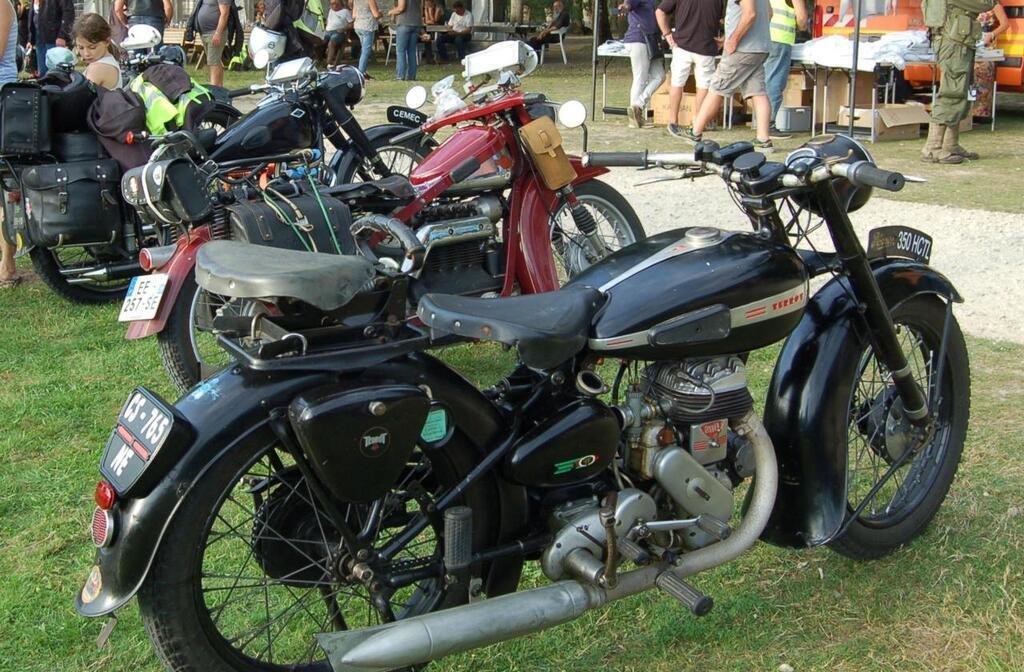 découvrez l'univers fascinant des motos anciennes : un voyage à travers le temps avec des modèles emblématiques, leur histoire, leur restauration et la passion de la communauté des motards.