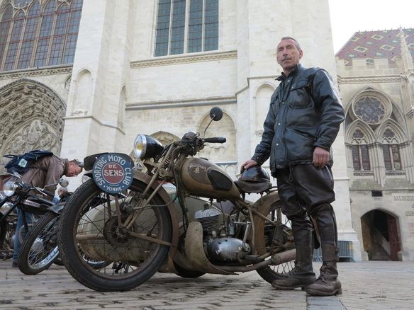 découvrez l'univers fascinant des motos anciennes, où la passion de la mécanique rencontre l'élégance du design vintage. explorez notre collection, plongez dans l'histoire et trouvez la moto classique qui fera battre votre cœur.