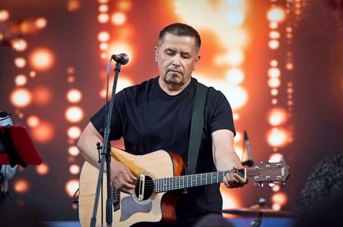 découvrez les accords emblématiques du groupe любэ, alliant mélodies envoûtantes et paroles poétiques, pour une immersion totale dans l'univers musical de la russie. explorez les thèmes de l'amour, de la nostalgie et de la vie à travers des sons authentiques et touchants.