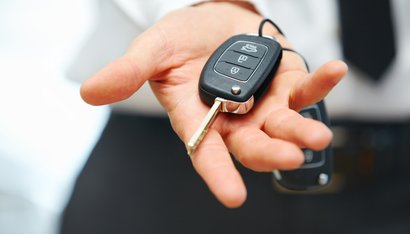 protégez votre voiture de collection avec l'assurance gmf. bénéficiez d'une couverture sur mesure, d'une assistance dédiée et d'options adaptées à vos besoins spécifiques. gardez votre passion en sécurité avec gmf.