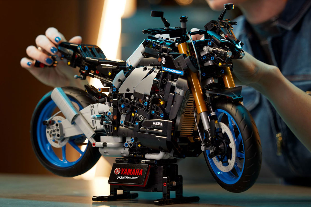 découvrez la moto miniature yamaha, un modèle réduit fidèle à l'original qui ravira les collectionneurs et les passionnés de motos. idéale pour les expositions ou comme pièce décorative, cette moto miniature allie qualité, détails précis et design emblématique de la marque yamaha.