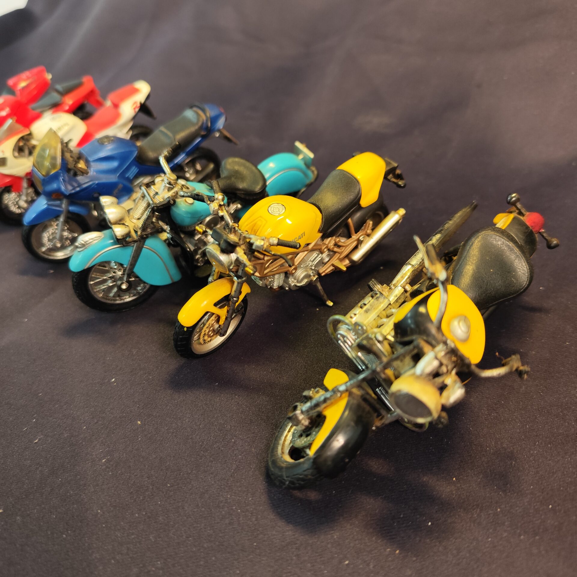 découvrez notre collection de motos miniatures au 1/18, des répliques fidèles et détaillées qui raviront les passionnés de véhicules à deux roues. parfaites pour les collectionneurs, elles ajoutent une touche d'élégance à toute étagère ou vitrine. explorez notre sélection et trouvez la miniature qui complétera votre collection !