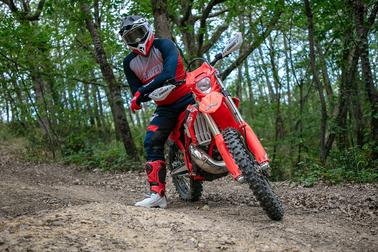 découvrez notre assurance moto cross adaptée à vos besoins. protégez-vous et votre véhicule tout en profitant de vos aventures hors route en toute sérénité. obtenez un devis personnalisé et roulez en toute sécurité.